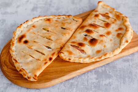 Кальцоне с ветчиной и грибами