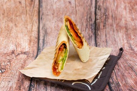 Ролл с курицей и соусом сальса