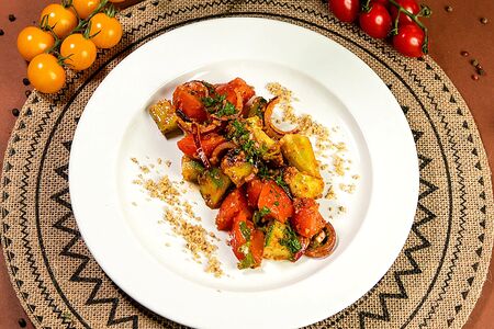 Салат овощной с ореховой заправкой