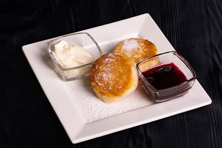 Сырники со сметаной