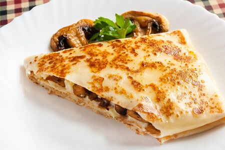 Блин с картофельным пюре и жареными грибами