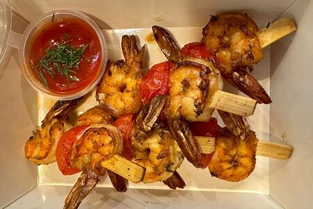 Шашлык из креветок с черри