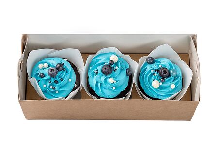 Набор из ванильных капкейков с вишней