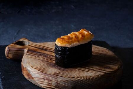 Запеченные суши с крабом