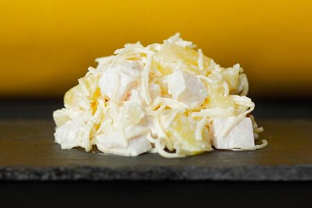 Салат с копченой грудкой и ананасом