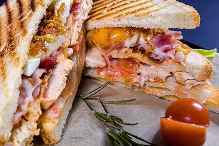 Сэндвич с курицей и яйцом