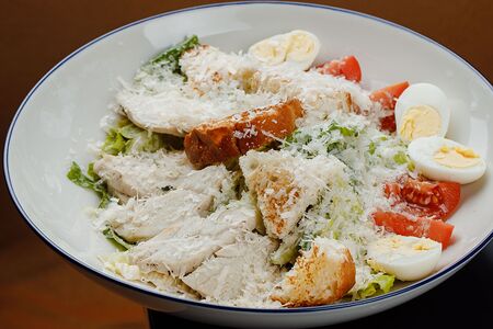 Салат Цезарь с курицей