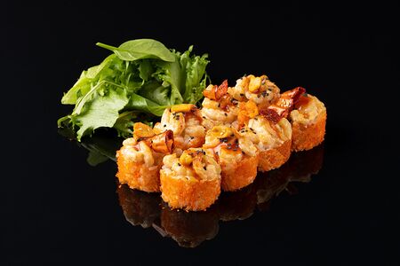 Запеченный ролл с острой креветкой, лососем и моцареллой
