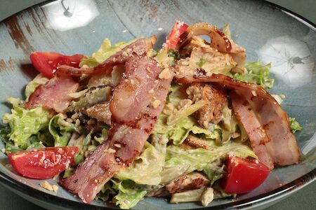 Салат с курицей и беконом