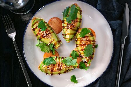 Жареный авокадо с креветками