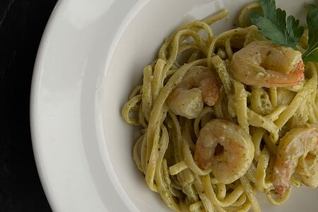 Зеленая паста с креветками