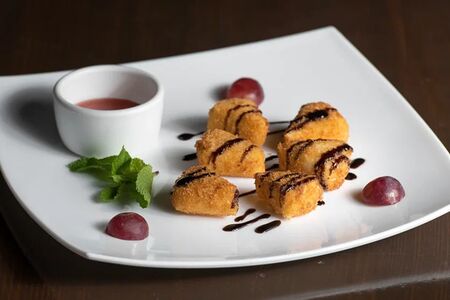 Сыр моцарелла с малиновым соусом