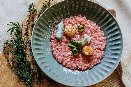 Розовое ризотто с гребешком и кальмаром
