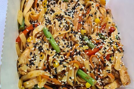 Вок-лапша в ореховом соусе с курицей