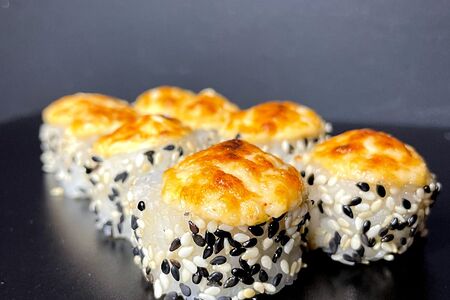 Том. Имбирь, васаби и соевый соус заказывается отдельно