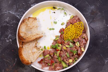 Тартар из тунца с авокадо