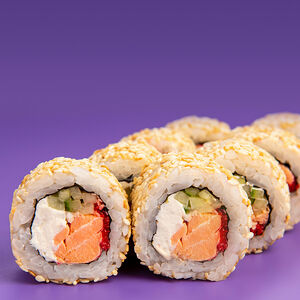 Ролл с копченым лососем и соусом спайси