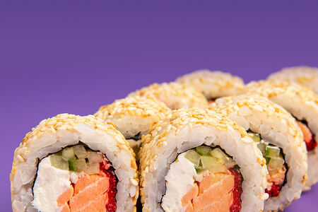 Ролл с копченым лососем и соусом спайси