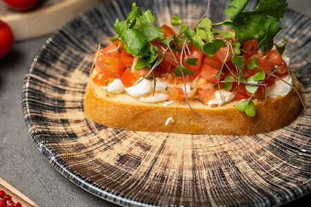 Брускетта с томатами и мягким сыром