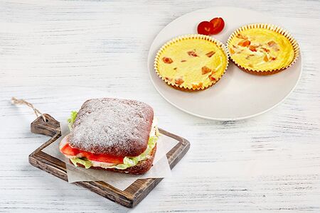 Завтрак с омлетом и сэндвичем