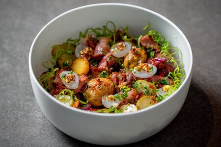 Теплый салат с копчеными деликатесами