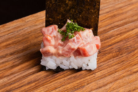 Хенд-ролл Спинка тунца и спайси-соус