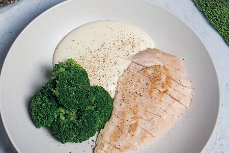 Куриная грудка с брокколи и муссом