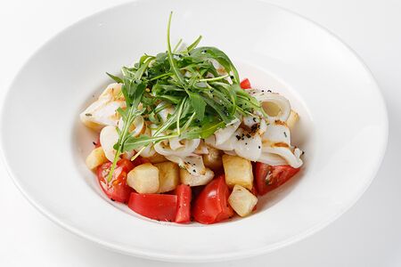 Теплый салат с кальмарами