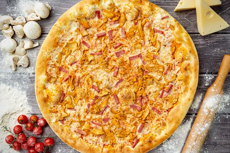 Пицца с грибами и ветчиной