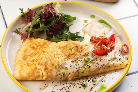 Омлет с тунцом и соусом тоннато