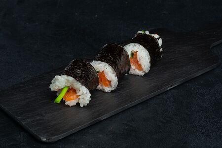 Хэнд-ролл Острый лосось