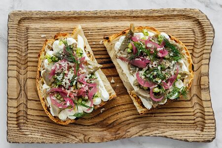 Брускетта с мягким сыром, груздями и хреном