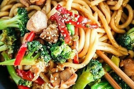 Удон с курицей, фасолью и брокколи