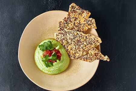 Хумус из бобов эдамаме с кунжутными хлебцами