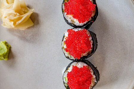 Хэнд-ролл с крабом, авокадо, тобико