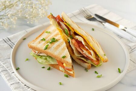 Сэндвич с курицей и печеным перцем