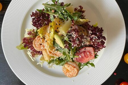 Салат с креветками, ананасом и авокадо