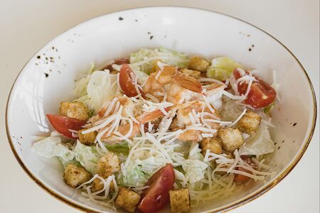 Салат Цезарь с креветками