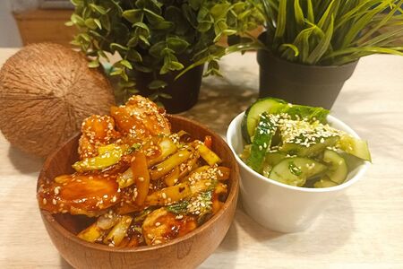 Wok курица с овощами и битыми огурчиками