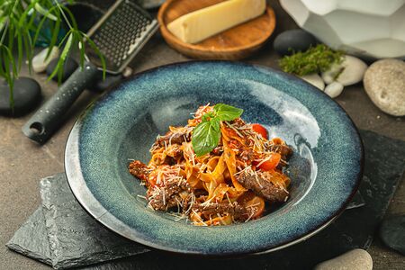 Феттуччине с говядиной и томатами