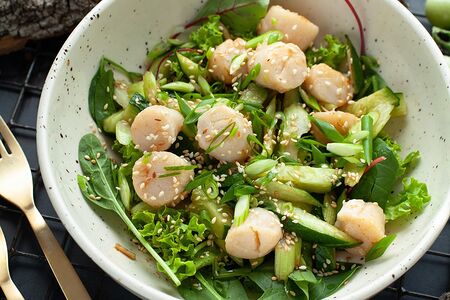 Салат с морскими гребешками