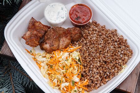 Свинина с гречкой и капустным салатом