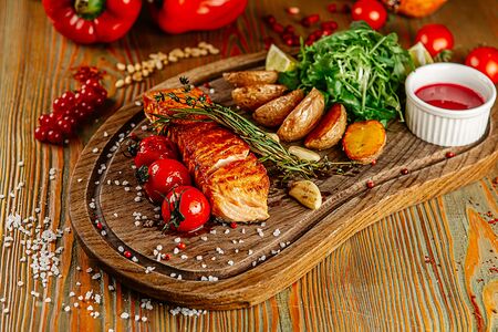 Стейк из семги с кизиловым соусом