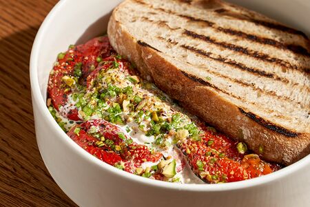 Печеный перец, тунец и страчателла