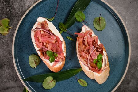 Брускетты с тунцом