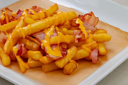Фри с беконом и сырным соусом чеддер