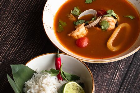 Том ям с морепродуктами