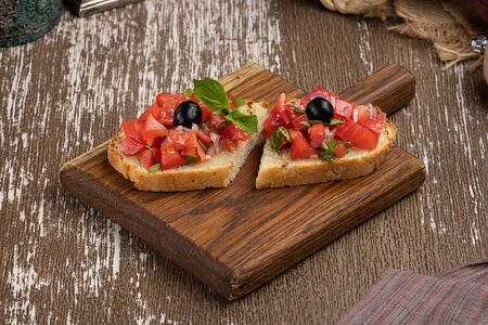 Брускетта с томатами