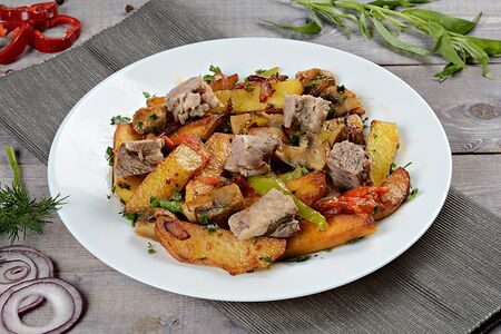 Жареный картофель мясом и овощами