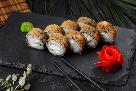 Жареный ролл с курицей